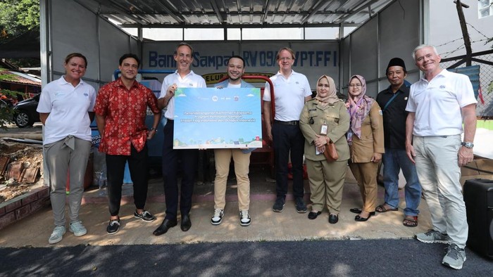 Dari Ki-ka: President Director PT Frisian Flag Indonesia, Berend Van Wel bersama CEO Octopus Indonesia, Moehammad Ichsan melakukan Penandatanganan Komitmen Kerjasama Program Pemilahan Sampah, dan disaksikan oleh Lurah Kelurahan Gedong, Nunung Siti Cholimah di Jakarta, Senin (21/8/2023). Kolaborasi antara pemerintah, sektor industri dan sociopreneur ini menjadi upaya dalam meningkatkan kesadaran masyarakat untuk memilah sampah dimulai dari rumah tangga, serta menerapkan gaya hidup yang berkelanjutan untuk Indonesia yang lebih hijau.