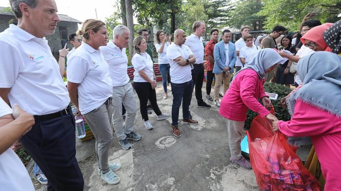 Dari Ki-ka: President Director PT Frisian Flag Indonesia, Berend Van Wel bersama CEO Octopus Indonesia, Moehammad Ichsan melakukan Penandatanganan Komitmen Kerjasama Program Pemilahan Sampah, dan disaksikan oleh Lurah Kelurahan Gedong, Nunung Siti Cholimah di Jakarta, Senin (21/8/2023). Kolaborasi antara pemerintah, sektor industri dan sociopreneur ini menjadi upaya dalam meningkatkan kesadaran masyarakat untuk memilah sampah dimulai dari rumah tangga, serta menerapkan gaya hidup yang berkelanjutan untuk Indonesia yang lebih hijau.