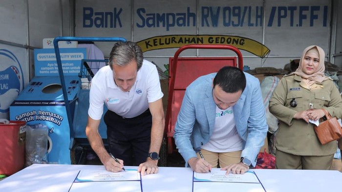Sinergi Perkuat Program Pemilahan Sampah di Jakarta Dari Ki-ka: President Director PT Frisian Flag Indonesia, Berend Van Wel bersama CEO Octopus Indonesia, Moehammad Ichsan melakukan Penandatanganan Komitmen Kerjasama Program Pemilahan Sampah, dan disaksikan oleh Lurah Kelurahan Gedong, Nunung Siti Cholimah di Jakarta, Senin (21/8/2023). Kolaborasi antara pemerintah, sektor industri dan sociopreneur ini menjadi upaya dalam meningkatkan kesadaran masyarakat untuk memilah sampah dimulai dari rumah tangga, serta menerapkan gaya hidup yang berkelanjutan untuk Indonesia yang lebih hijau.