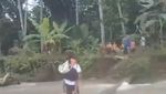 Momen Murid SD di Nias Selatan Menyeberangi Sungai