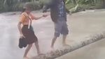 Momen Murid SD di Nias Selatan Menyeberangi Sungai