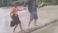Ridho mengatakan akses menuju lokasi itu tidak hanya satu. Namun, jika dibandingkan yang lain, akses melalui jembatan pohon kayu itu lebih dekat. (Foto: Tangkapan layar)