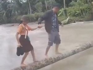 Penampakan Siswa SD di Nias Selatan Nyeberang Sungai Berarus Deras