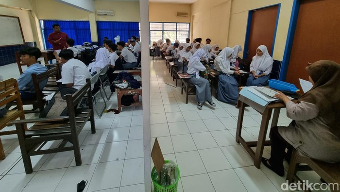 Siswa SMK Prapanca 2 mengungsi di kampus Stikosa AWS