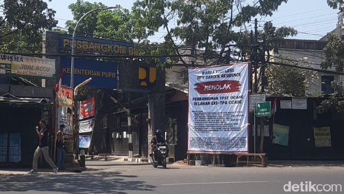 Spanduk besar yang bertuliskan penolakan warga di depan Jalan Ahmad Yani Kota Bandung