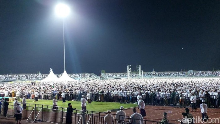 Stadion Gelora Joko Samudro di banjiri lautan manusia.