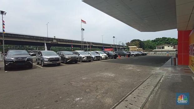 Suasana area parkir saat berlangsungmya Full Day Sale di Transmart Cempka Putih, Jakarta, Selasa (22/8/2023). (CNBC Indonesia/Ferry Sandi)