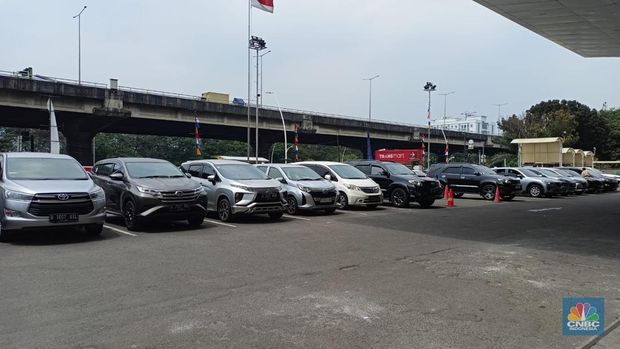 Suasana area parkir saat berlangsungmya Full Day Sale di Transmart Cempka Putih, Jakarta, Selasa (22/8/2023). (CNBC Indonesia/Ferry Sandi)