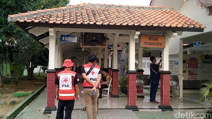Suasana di depan ruang jenazah RSUD M Azhari, Pemalang, Selasa (22/8/2023).