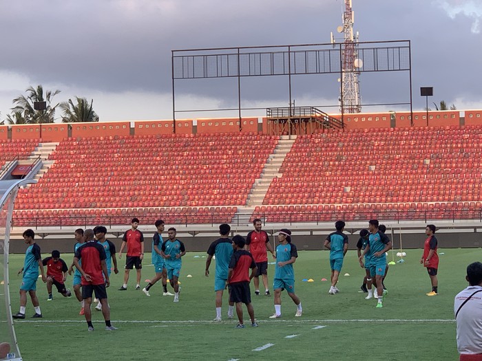 Suasana Official Training PSM Makassar di Stadion Kapten I Wayan Dipta, Gianyar, Selasa (22/8/2023). (Siti Mu’amalah)
