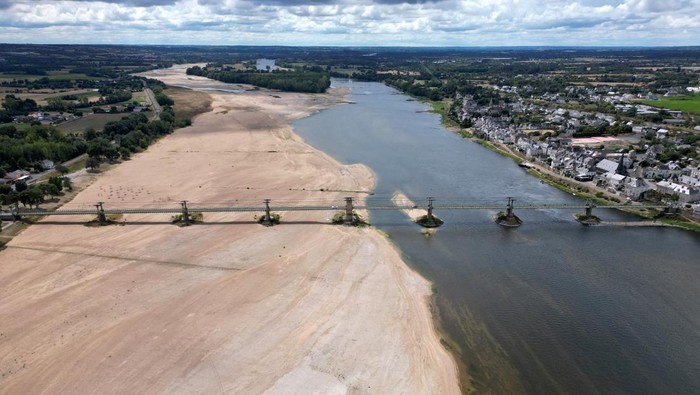 A view shows a bridge with sandbanks of the Loire River in Ingrandes-Le-Fresne-sur-Loire, France, August 21, 2023. REUTERS/Stephane Mahe
