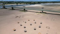 Biasanya Sungai Loire akan dipenuhi air. Namun sebuah rekaman drone menunjukkan gumuk pasir terlihat saat air turun, memicu kekhawatiran akan kekurangan air bagi penduduk setempat.    