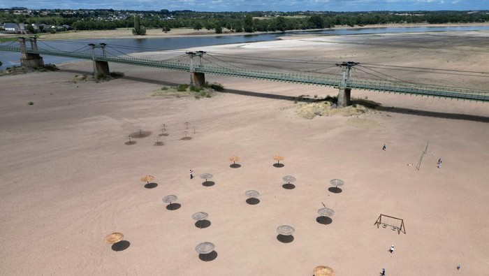 A view shows a bridge with sandbanks of the Loire River in Ingrandes-Le-Fresne-sur-Loire, France, August 21, 2023. REUTERS/Stephane Mahe