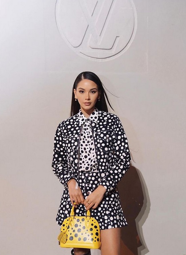 Mantan kekasih dari Al Ghazali itu pun dekat dengan barang-barang branded. Datang ke fashion Louis Vuitton di Korea, Alyssa tampil mengenakan LV dari atas sampai bawah.  Foto: dok. Instagram @syifahadju @alyssadaguise