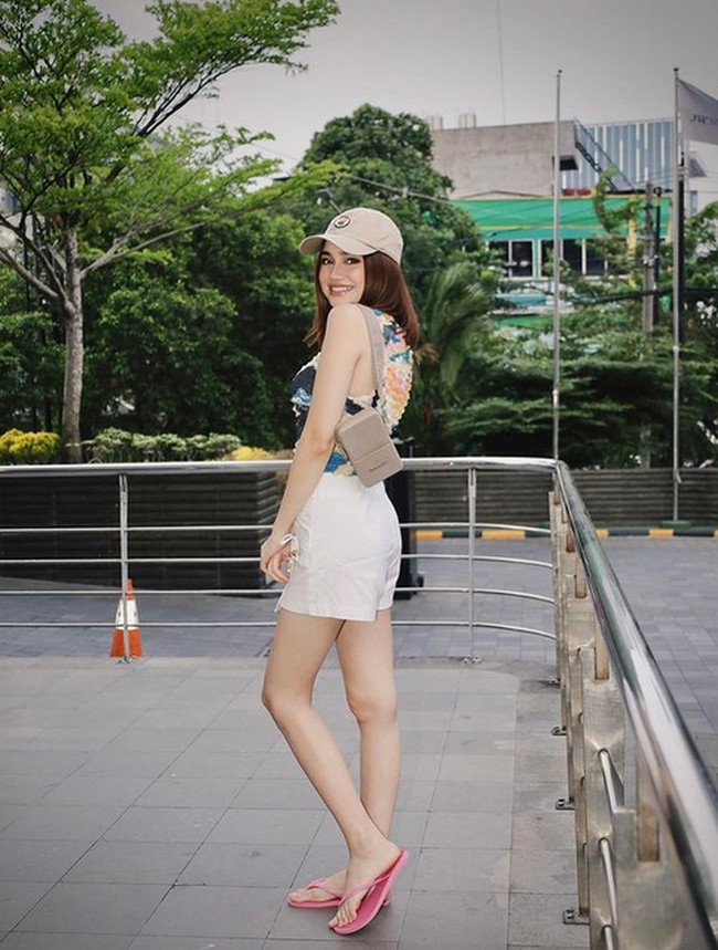 Meski tampil dengan sandal jepit, namun gayanya tetap terlihat keren. Syifa Hadju kerap dipuji sebagai body goals karena punya tubuh yang dinilai ideal. Foto: dok. Instagram @syifahadju @alyssadaguise