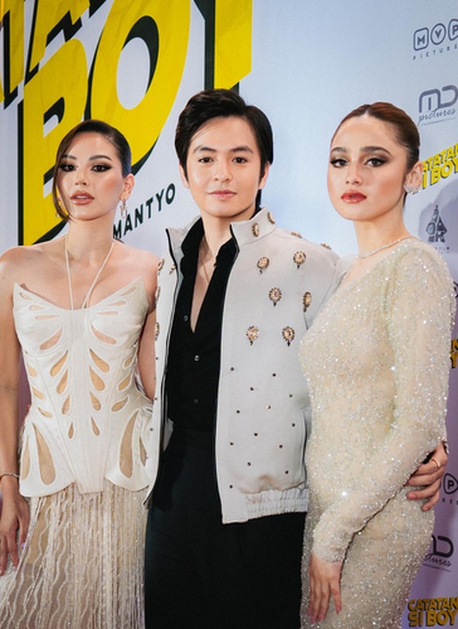 Inilah penampilan Alyssa Daguise yang berperan sebagai Vera, Angga Yunanda menjadi Boy, dan Syifa Hadju sebagai Nuke. Dalam film remake Catatan Si Boy, Alyssa dan Syifa akan memperebutkan Angga Yunanda. Sama-sama cantik dengan gaya fashion menarik, netizen dibuat penasaran dengan ending dari remake film yang booming di era ’90-an.Foto: dok. Instagram @syifahadju @alyssadaguise