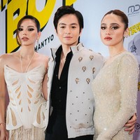 Inilah penampilan Alyssa Daguise yang berperan sebagai Vera, Angga Yunanda menjadi Boy, dan Syifa Hadju sebagai Nuke. Dalam film remake Catatan Si Boy, Alyssa dan Syifa akan memperebutkan Angga Yunanda. Sama-sama cantik dengan gaya fashion menarik, netizen dibuat penasaran dengan ending dari remake film yang booming di era ’90-an.Foto: dok. Instagram @syifahadju @alyssadaguise