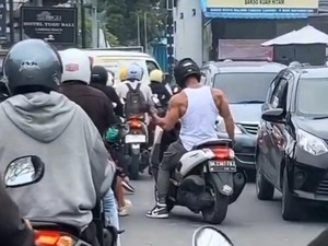 Bule Ugal-ugalan dan Aturan Sewa Motor di Bali Disorot Media Asing