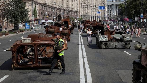 People attend an exhibition displaying destroyed Russian military vehicles located on the main street Khreshchatyk as part of the upcoming celebration of the Independence Day of Ukraine in central Kyiv, Ukraine August 21. REUTERS/Gleb Garanich