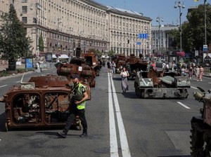 Tank-tank Rusia yang Hancur Dipajang di Jalanan Ibu Kota Ukraina