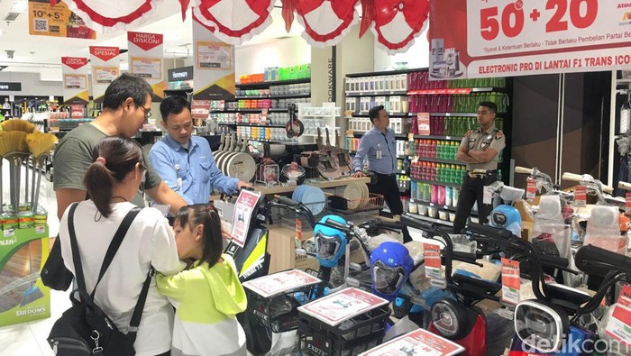 Transmart Full Day Sale di Trans Icon Surabaya diserbu pengunjung