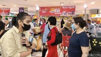 Meskipun promo Full Day Sale digelar pada hari kerja atau weekday, namun antusiasme para pembeli yang berburu diskon masih tinggi. Mereka memburu diskon di semua produk bertanda khusus.  