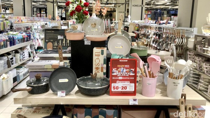 Transmart kembali memberikan diskon besar-besaran dengan tema Full Day Sale. Full Day Sale ini menghadirkan berbagai penawaran yang menarik untuk berbagai produk.