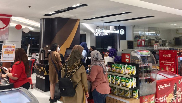 Transmart Trans Icon Surabaya Diserbu Pemburu Diskon Full Day Sale