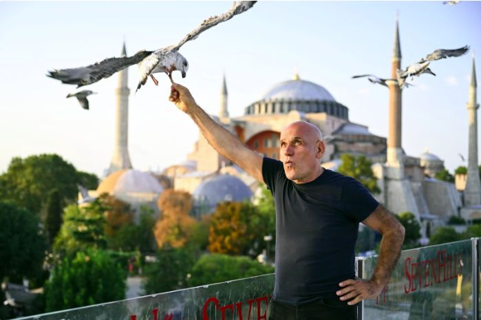 Tren beri makan burung camar di Hagia Sophia