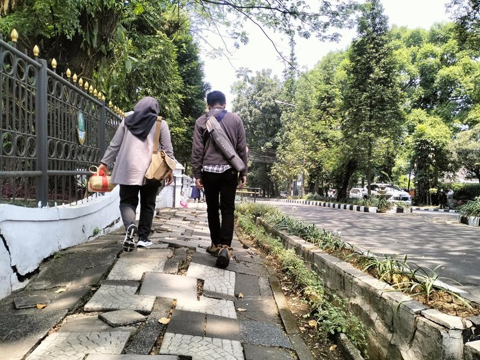 Trotoar di samping Gedung Sate rusak.