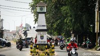 Pengendara melintas di Jalan Tanah Baru, Depok, Jawa Barat, Selasa (22/8/2023). Berdasarkan pantauan, perempatan Tanah Baru tidak lagi terhalang Tugu Gong Si Bolong.  