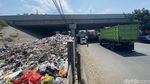 Potret Tumpukan Sampah di Kolong Jembatan Tol Buahbatu Bandung