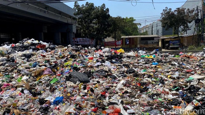 Tumpukan sampah di bawah Jembatan Tol Buah Batu, Kota Bandung.