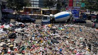 Lokasi ini dijadikan tempat pembuangan sampah oleh warga sekitar dan pengendara yang sengaja melintas dan membuang sampah di lokasi itu. (Foto: Wisma Putra/detikJabar).