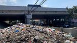Potret Tumpukan Sampah di Kolong Jembatan Tol Buahbatu Bandung