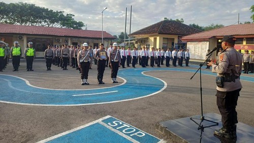 Upacara PTDH personel Polres Dompu Briptu I Gede Adi Pradana karena desersi selama dua bulan.