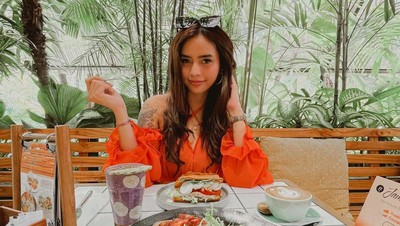 Verny Hasan Pamer Momen Kuliner, Nongkrong di Kafe hingga Floating Breakfast