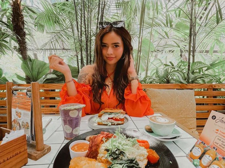 Verny Hasan Pamer Momen Kuliner, Nongkrong di Kafe hingga Floating Breakfast