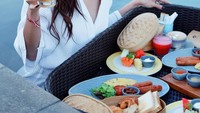 Verny Hasan juga membagikan momennya menikmati floating breakfast di sebuah resort Bali. Menunya beragam, ada aneka roti dan pastry hingga English breakfast. Foto: Instagram @vernyhasan_
