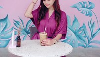 Tak hanya itu, tapi momen kuliner lain di Bali juga dipamerkan olehnya. Ia berada di sebuah kafe berkonsep tropikal dan sedang menikmati es kopi susu. Foto: Instagram @vernyhasan_