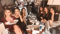 Ini momen santai Verny Hasan ketika nongkrong di kafe bersama teman-temannya. Saat itu mereka merayakan ulang tahun Verny. Foto: Instagram @vernyhasan_