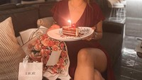 DJ cantik ini sempat membagikan momen ulang tahunnya Maret lalu. Ia berpose dengan sepotong kue dan hadiah pemberian temannya. Foto: Instagram @vernyhasan_