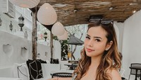 Satu lagi momen kulineran Verny di Bali. Ia berada di sebuah restoran dan tampak sedang menikmati sepiring fish and chips. Foto: Instagram @vernyhasan_