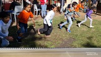 Anak kecil hingga dewasa sangat antusias mengikuti perlombaan