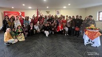 Upacara Bendera di Cape Town Afrika Selatan dengan menggunakan baju daerah