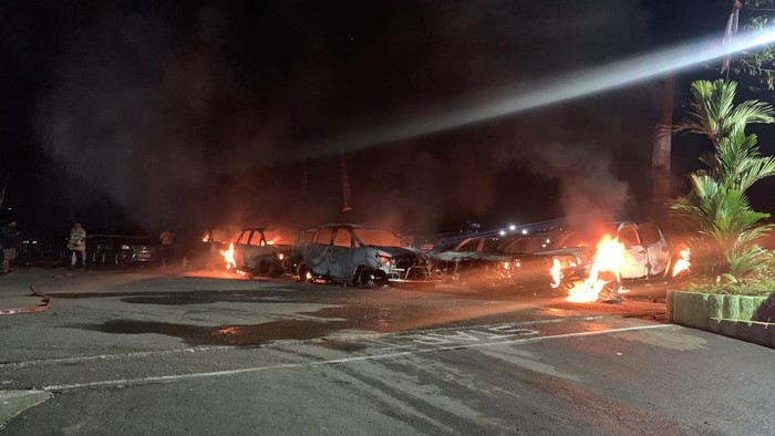 12 mobil di kantor DPRD Provinsi Papua terbakar.