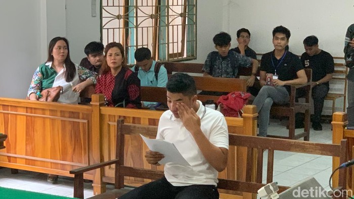 Aditya membacakan nota pembelaan dengan isak tangis di PN Medan