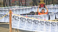 Aksi berlangsung dengan memasang instalasi 580 jemuran anggota DPR.  