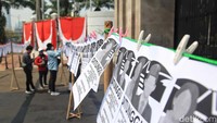 Koordinator Nasional Jaringan Nasional Advokasi Pekerja Rumah Tangga (Jala PRT), Lita Anggraini, menuturkan dalam aksi tersebut, massa memasang ratusan jemuran dengan narasi mendorong agar DPR segera bahas dan sahkan RUU PPRT menjadi UU.  