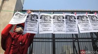 Ditunggu pimpinan DPR, Ketua Fraksi, Anggota DPR RI, untuk segera bahas dan sahkan RUU PPRT sebagai UU PRT. Sandera RUU PPRT sama saja sandera PRT sebagai korban perbudakan, bunyi narasi dalam kertas yang dijemur.  